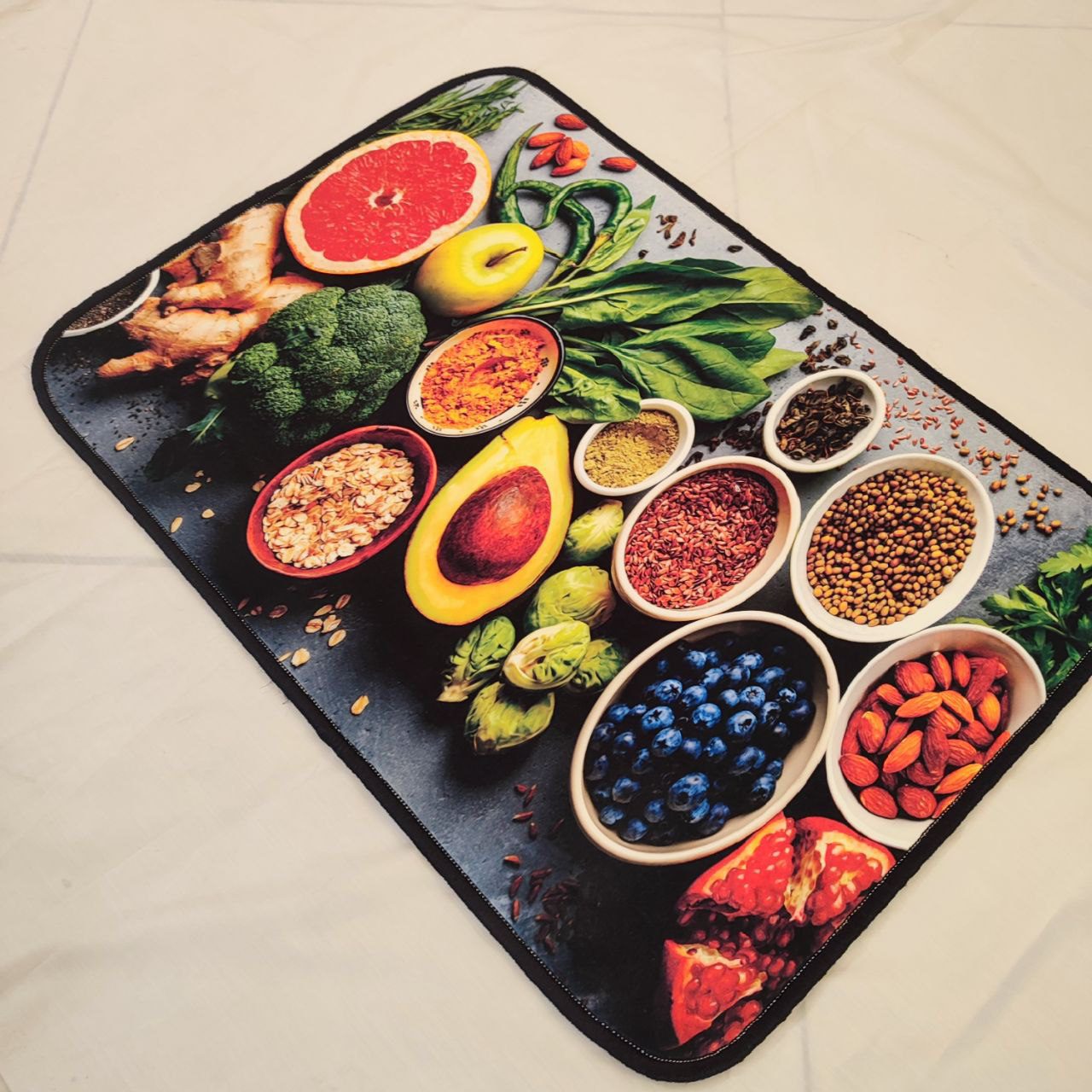 پادری با طرح میوه ها و مواد غذایی متنوع روی زمینه مشکی