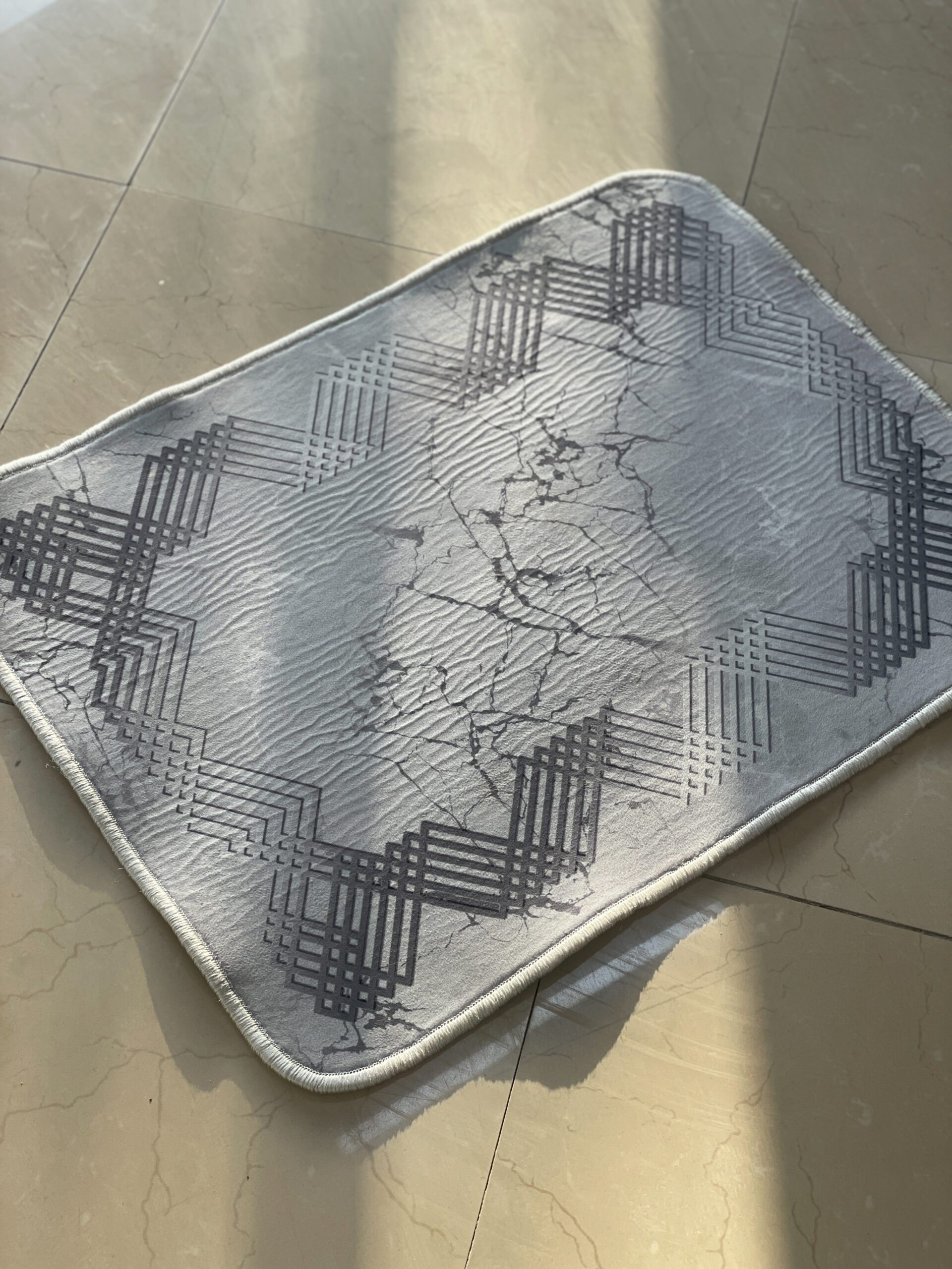 پادری طرح خطهای هندسی سایز 50*70 برند فرمهر 1725957483030 scaled