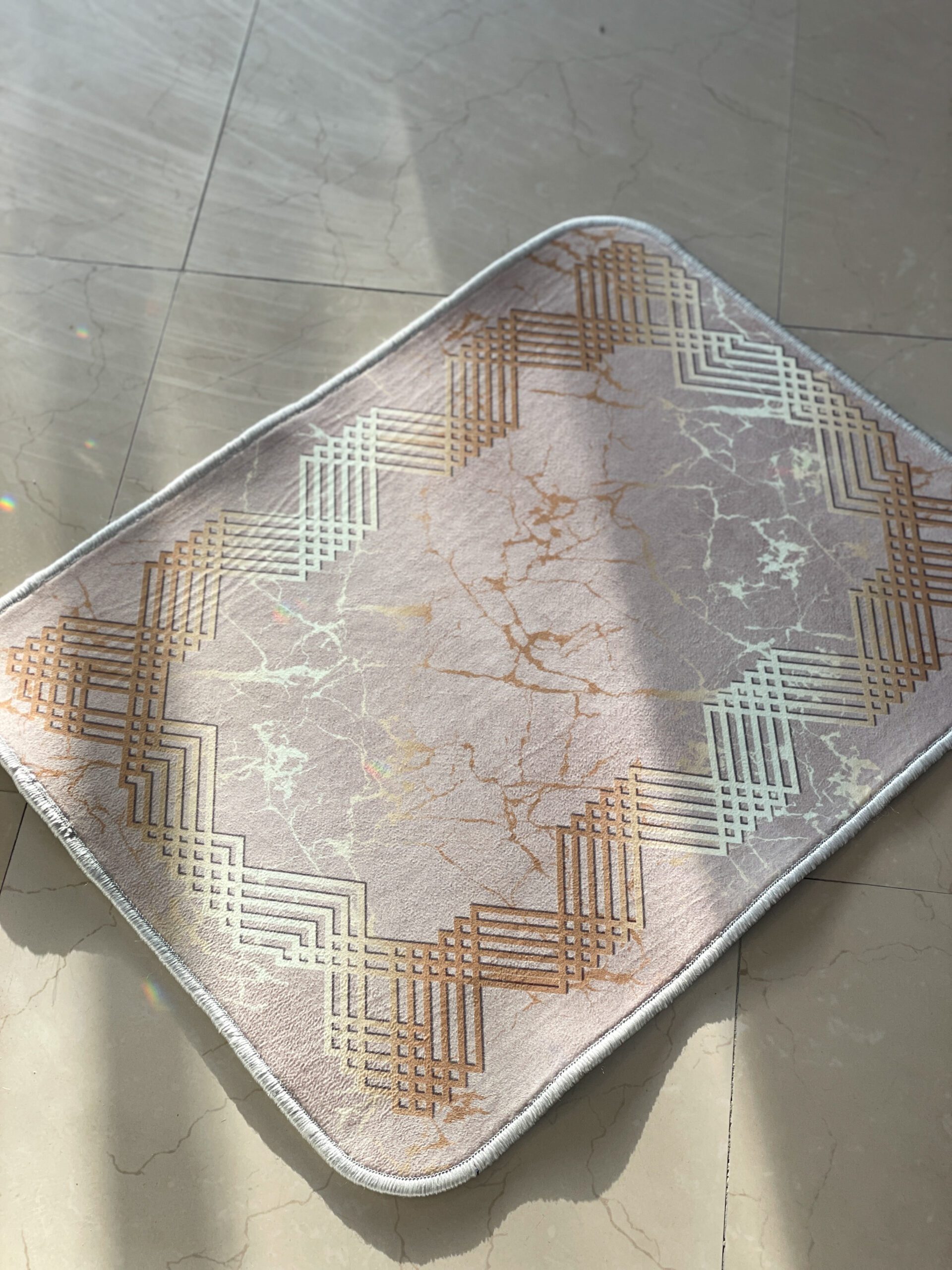 پادری طرح خطوط و سنگی طلایی سایز 50*70 برند فرمهر 1725957483378 scaled