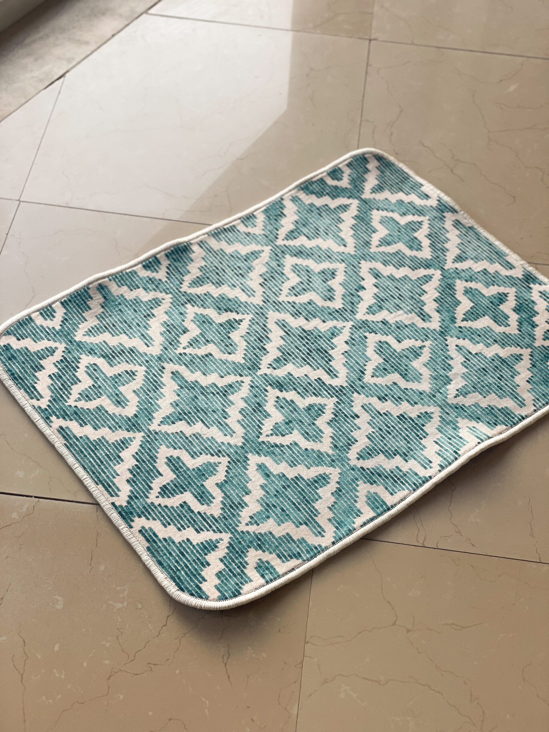 پادری طرح لوزی کرمی سایز 50*70 برند فرمهر 1728311533837 scaled