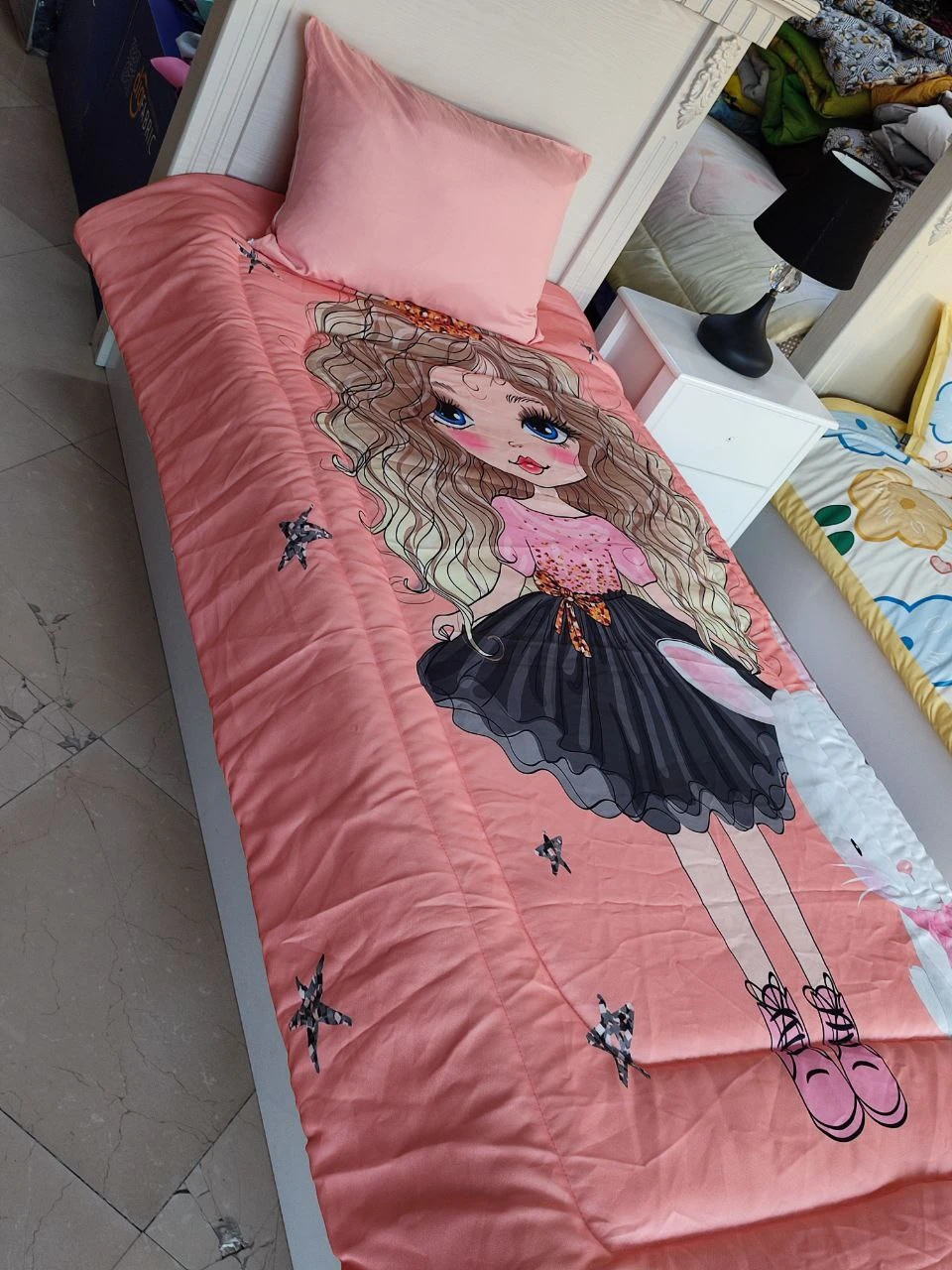 ست روتختی یک نفره طرح دختر موفرفری صورتی برند ایپک photo 452@05 05 2025 18 13 55
