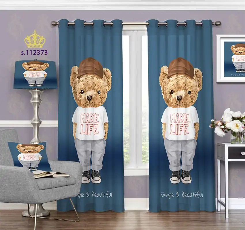 پرده سرمه‌ای با طرح خرس کارتونی ایستاده با کلاه قهوه‌ای و تی‌شرت سفید