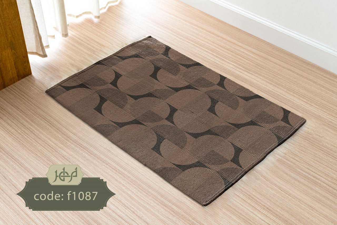 پادری مدرن با طرح هندسی قهوه‌ای و خاکستری روی کف چوبی