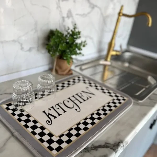 نم‌گیر آشپزخانه طرح Classic Kitchen با حاشیه چهارخانه مشکی–سفید روی کابینت مرمری کنار سینک