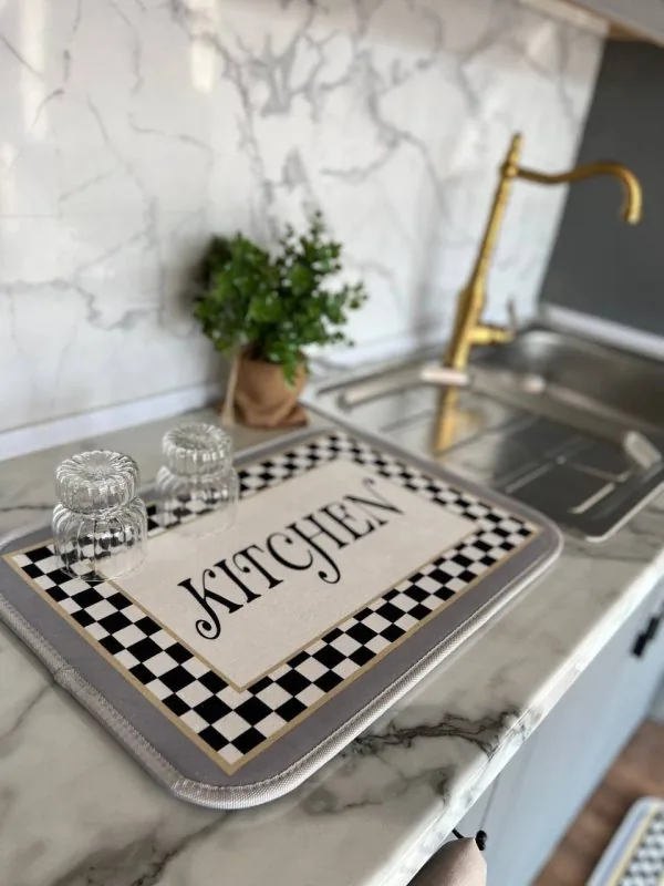 نمگیر آشپزخانه طرح Classic Kitchen با حاشیه چهارخانه مشکی–سفید روی کابینت مرمری کنار سینک