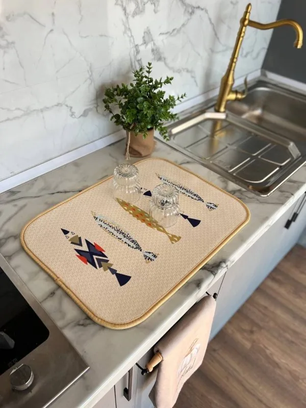 نم‌گیر آشپزخانه طرح Fish Art با ماهی‌های هندسی رنگی روی صفحه کابینت مرمری کنار سینک