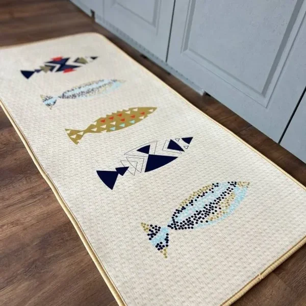 پادری زیرسینکی طرح Fish Art با ماهی‌های رنگی روی زمینه کرم در آشپزخانه با کف چوبی