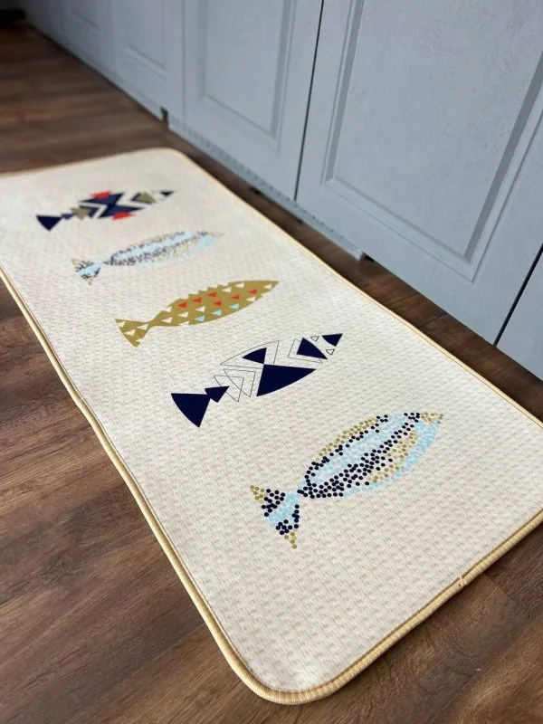 پادری زیرسینکی طرح Fish Art با ماهی‌های رنگی روی زمینه کرم در آشپزخانه با کف چوبی