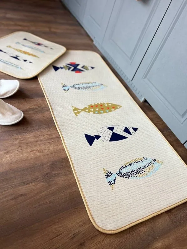 ست نم‌گیر و پادری آشپزخانه طرح Fish Art شامل ماهی‌های هندسی رنگی مقابل کابینت‌های طوسی