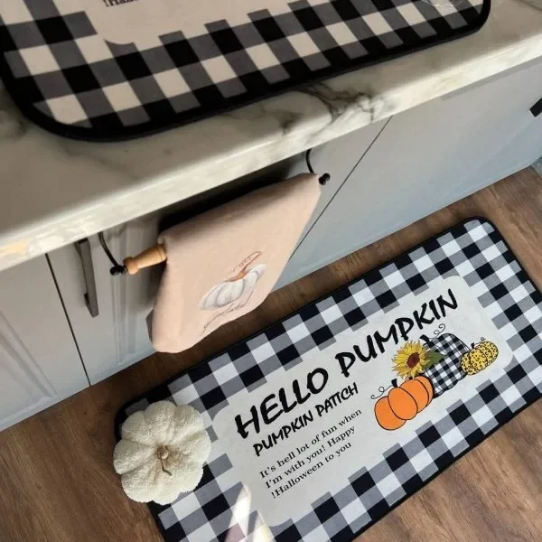 ست نمگیر و پادری زیرسینکی طرح Hello Pumpkin با زمینه چهارخانه مشکی و طرح کدو تنبل و آفتابگردان روی کف چوبی