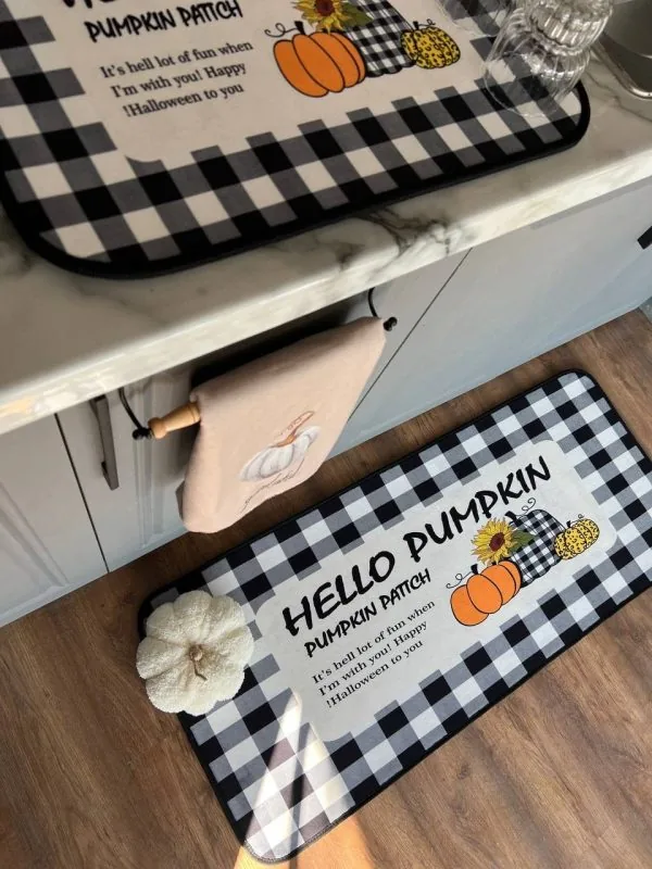 ست نمگیر و پادری زیرسینکی طرح Hello Pumpkin با زمینه چهارخانه مشکی و طرح کدو تنبل و آفتابگردان روی کف چوبی