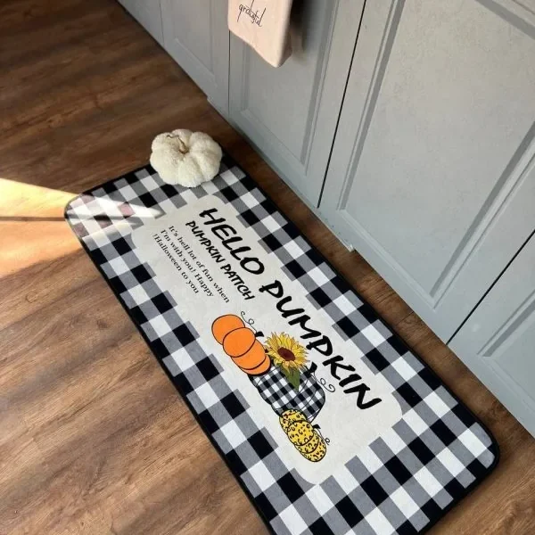 پادری زیرسینکی آشپزخانه طرح Hello Pumpkin با کدوهای نارنجی و زرد و گل آفتابگردان جلو کابینت طوسی