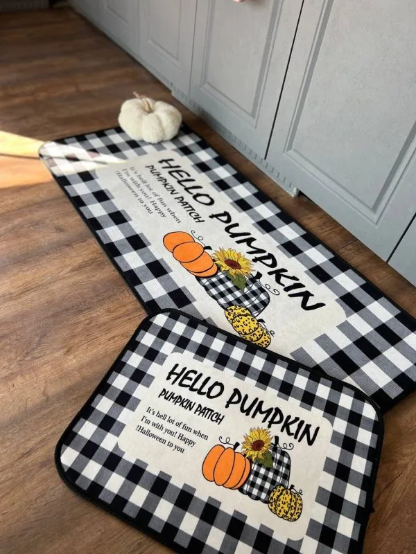 hello-pumpkin-kitchen-set-120x50-48x43 ست نمگیر و پادری زیرسینکی طرح Hello Pumpkin با زمینه چهارخانه مشکی و طرح کدو تنبل و آفتابگردان روی کف چوبی آشپزخانه
