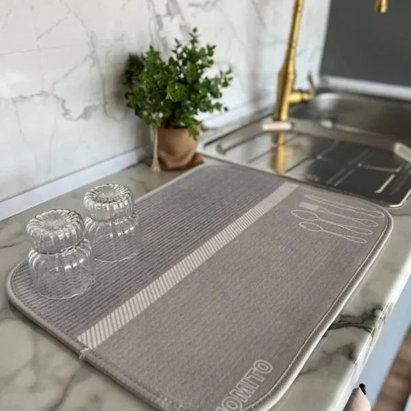 نم‌گیر آشپزخانه طرح Kitchen Line طوسی با خطوط ظریف و آیکون قاشق و چنگال روی صفحه کابینت مرمری