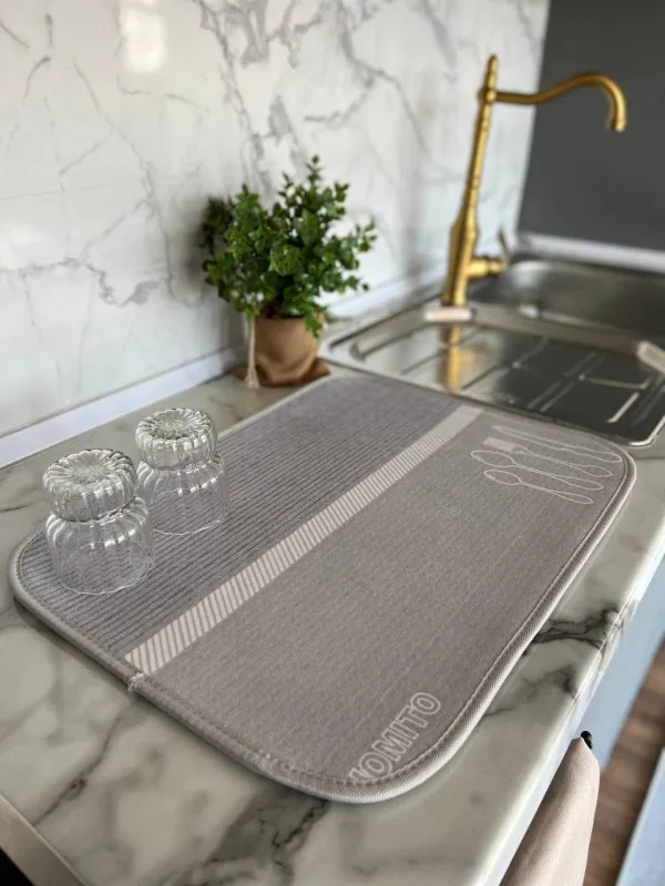 نم‌گیر آشپزخانه طرح Kitchen Line طوسی با خطوط ظریف و آیکون قاشق و چنگال روی صفحه کابینت مرمری