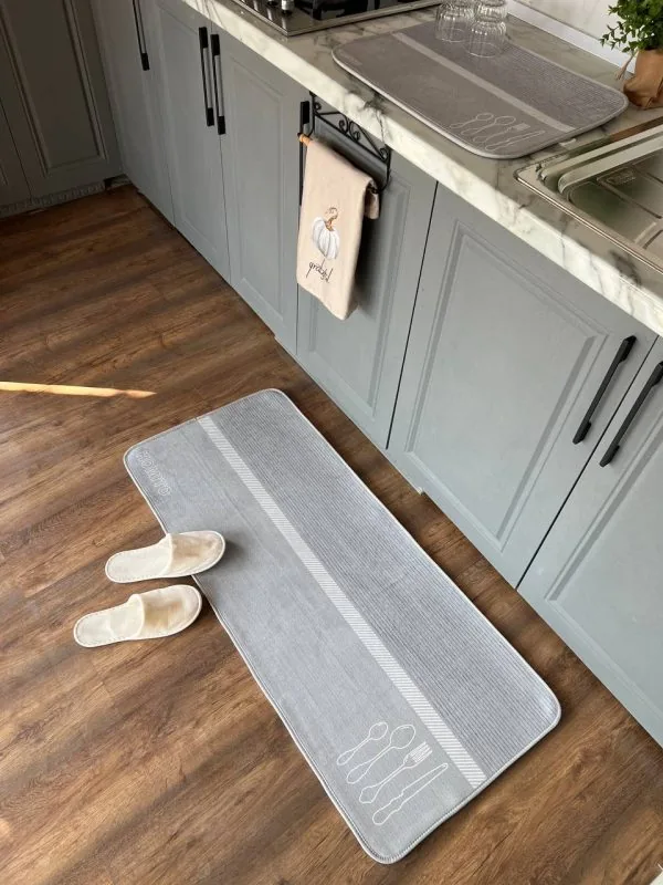 پادری زیرسینکی آشپزخانه طرح Kitchen Line طوسی با آیکون قاشق و چنگال در فضای جلوی سینک و کابینت