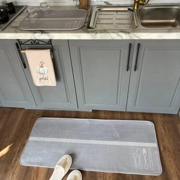 ست پادری زیرسینکی و نم‌گیر آشپزخانه طرح Kitchen Line طوسی مقابل کابینت‌های خاکستری روی کف چوبی