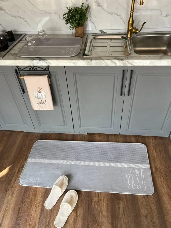ست پادری زیرسینکی و نم‌گیر آشپزخانه طرح Kitchen Line طوسی مقابل کابینت‌های خاکستری روی کف چوبی