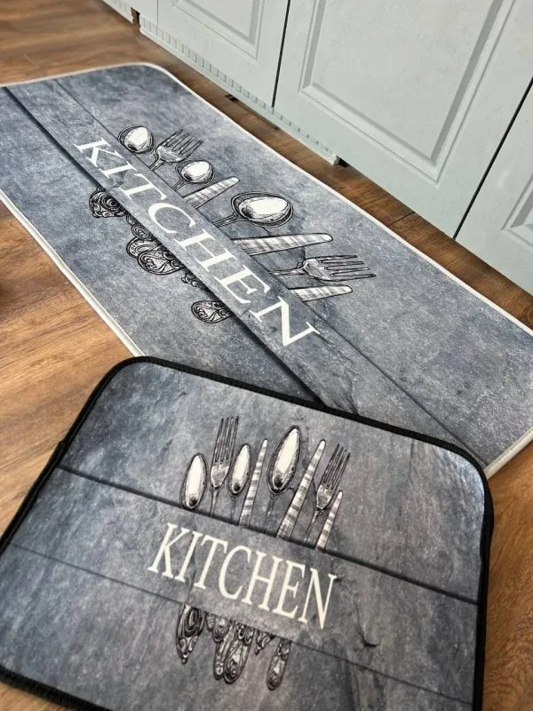 Alt: ست نم‌گیر و پادری زیرسینکی طرح Stone Kitchen با زمینه سنگی طوسی و طرح قاشق و چنگال روی کف چوبی آشپزخانه