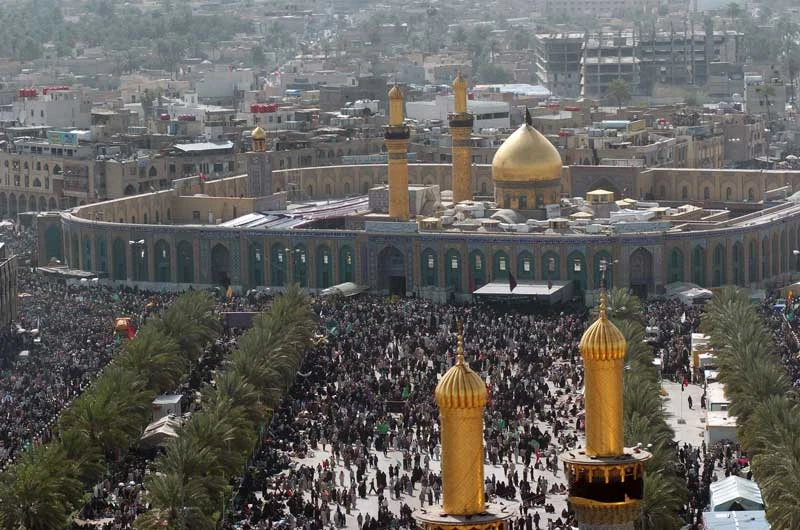 نمای هوایی از حرم امام حسین با گنبد و مناره‌های طلایی و جمعیت زائران