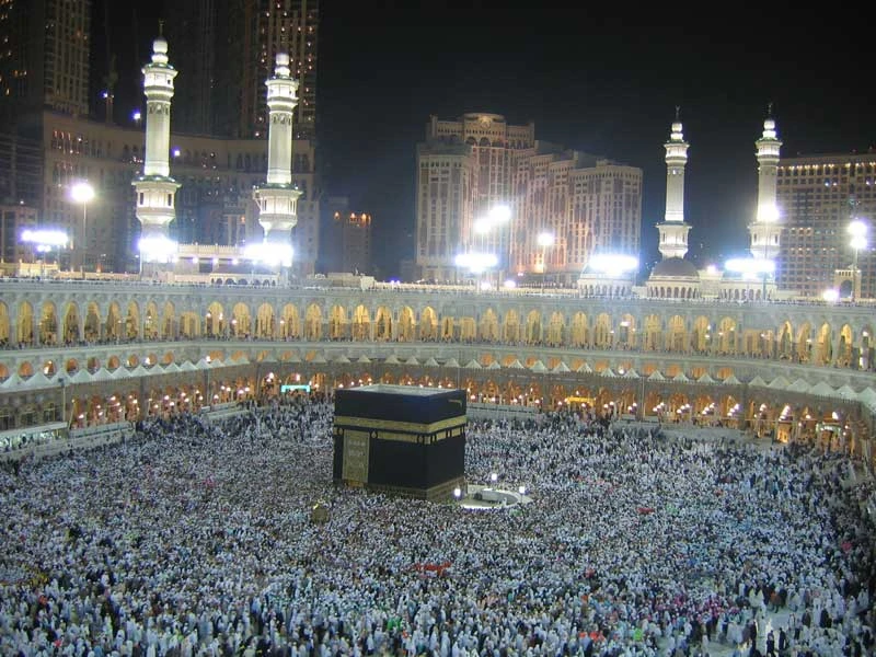 تصویر خانه خدا در مکه با جمعیت زائران در شب