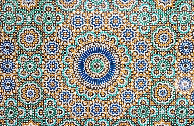 طرح کاشی هندسی با رنگ‌های آبی، فیروزه‌ای و قهوه‌ای