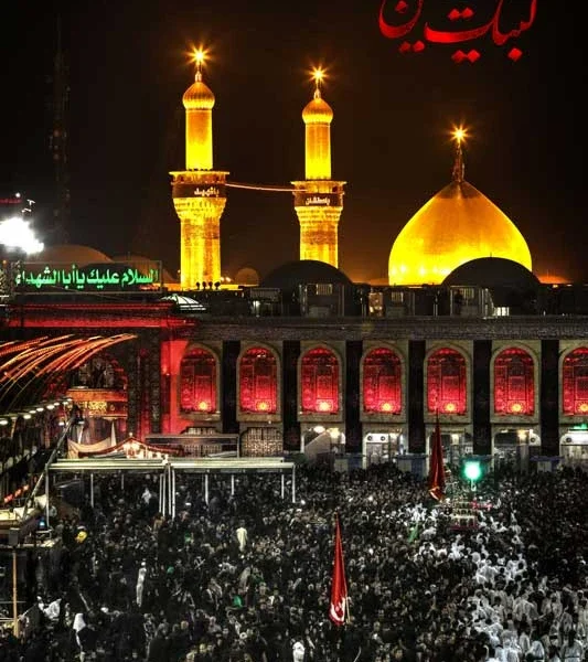 نمای شب حرم امام حسین با گنبد و مناره‌های طلایی و جمعیت زائران