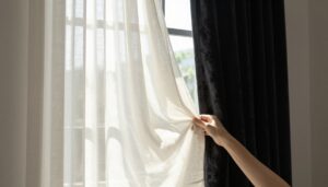 چه پارچه‌ای برای پرده اتاق خواب مناسب‌تر است؟ مقایسه نور، حریم خصوصی و نگهداری